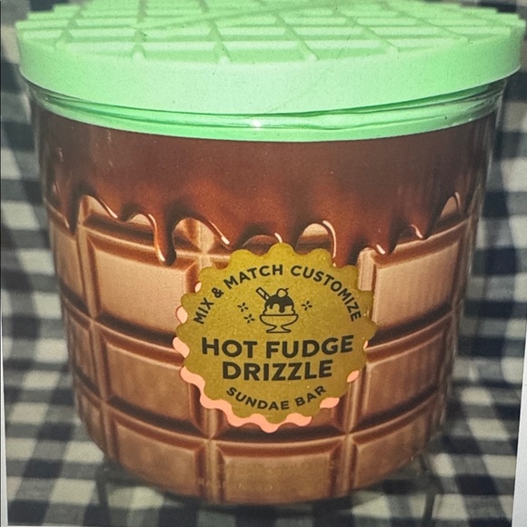 Bath & Body Works Hot Fudge Drizzle Candle - Picture 2 of 2